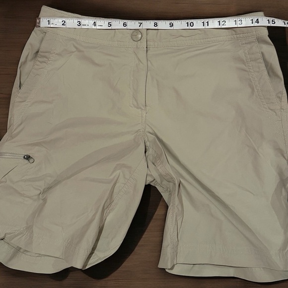 LL Bean Women’s Shorts Size 4 Hiking Walking nylon spandex Khaki Zip Pockets 8” - Picture 6 of 6